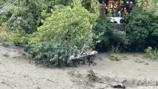 救災片｜南投廬山屋毀路斷59人受困　2嬰兒半空橫渡40米湍流