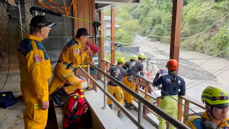 母嬰一同獲救脫困。台中消防局提供