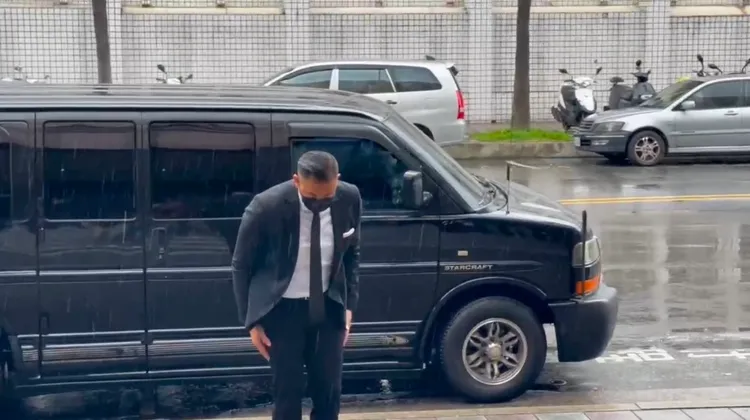 陳建州一下車看到大批媒體隨即短暫鞠躬致意。彭欣偉攝