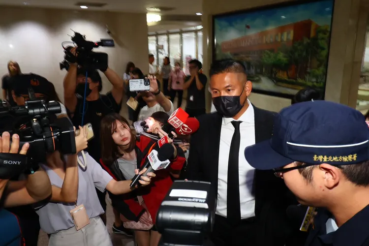 陳建州遭大批記者包圍。彭欣偉攝