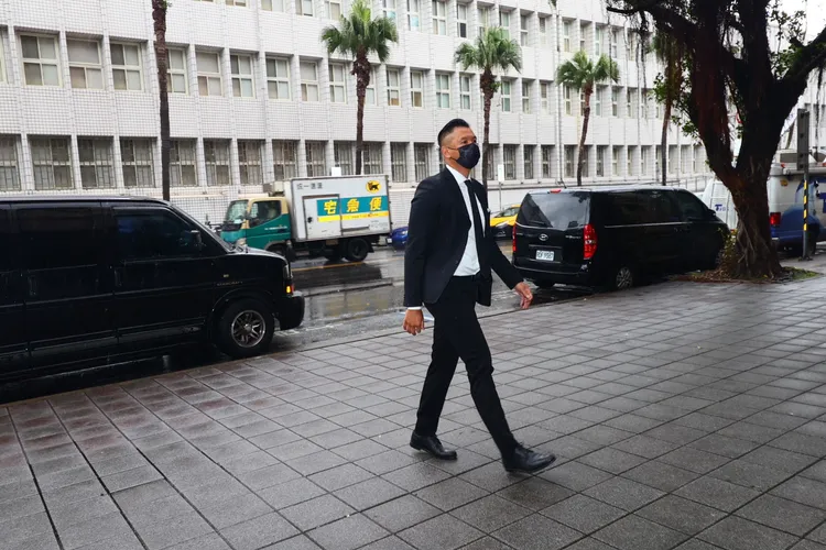 陳建州抬頭挺胸走入地檢署。彭欣偉攝