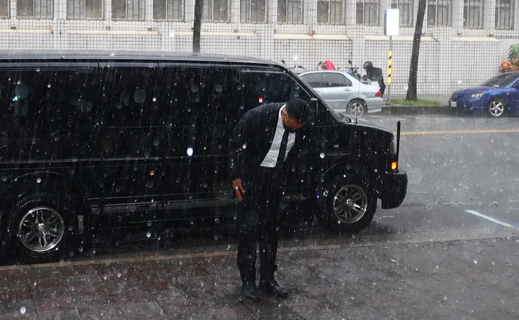 陳建州離去前在暴雨中鞠躬。彭欣偉攝