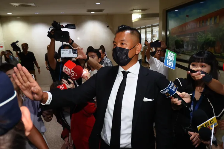 陳建州一度要法警體諒記者。彭欣偉攝