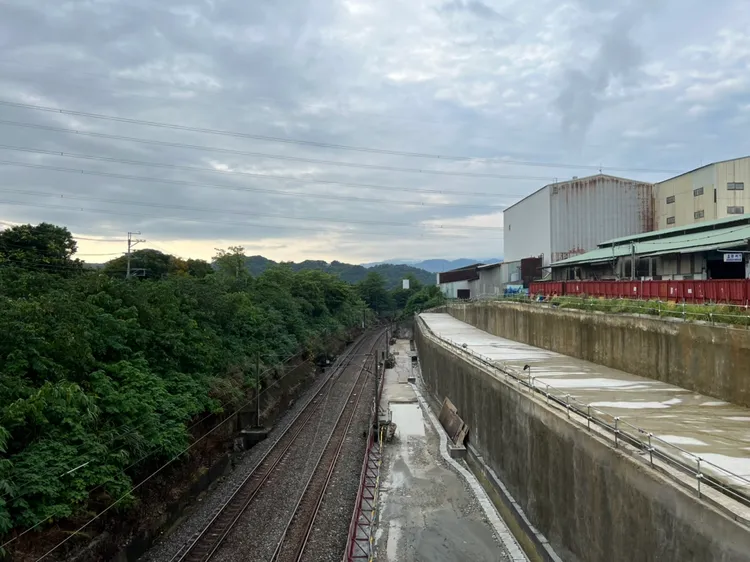 流失路基回填，整個復原工作於今日上午5時16分完成。台鐵局提供