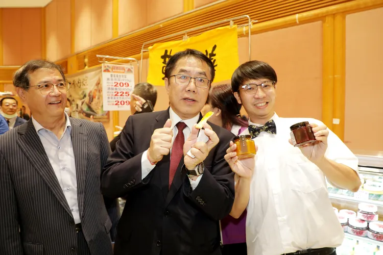 果醬男孩(右)北上行銷「金牌」果醬。南市府提供
