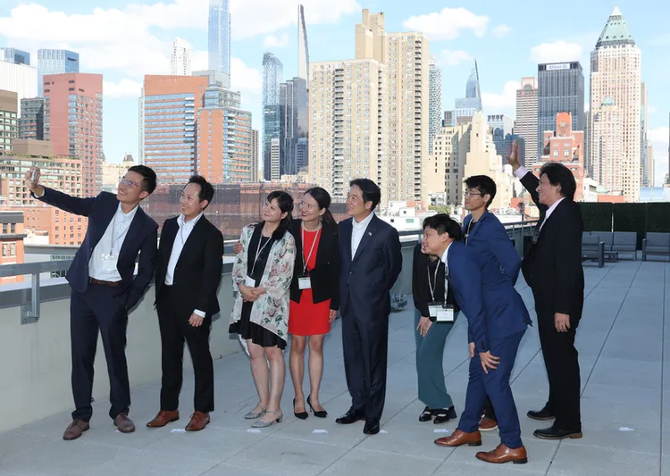 副總統賴清德（左五）與在美台灣青年合影。中央社