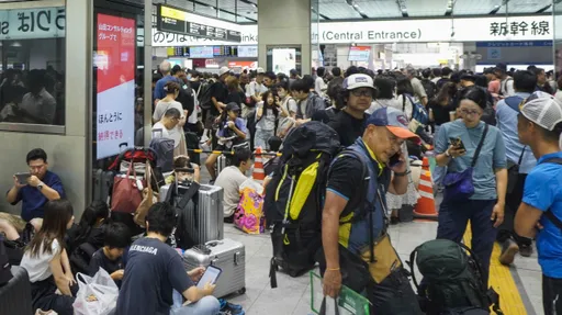 颱風蘭恩挾雨彈襲日本 大批新幹線旅客擠車站過夜