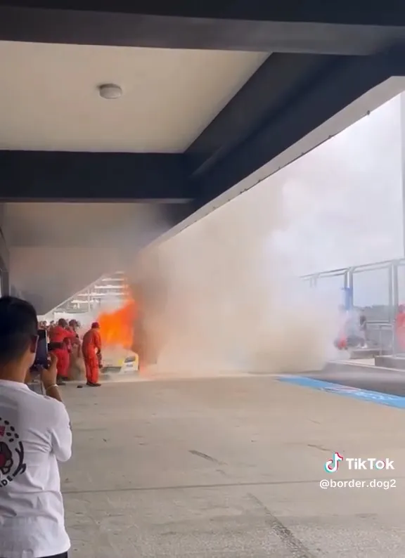 救火過程中數度竄出火舌。翻攝抖音