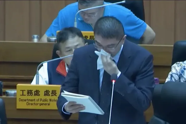 基隆大武崙沙灘日前發生3溺亡悲劇，謝國樑在議場數度哽咽。翻攝基隆市議會直播