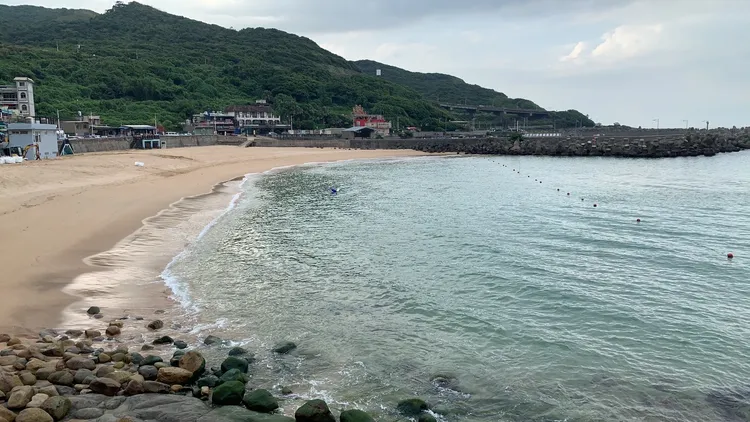 事發後，警示浮標已被相關單位拉近岸邊。葉先鵬攝