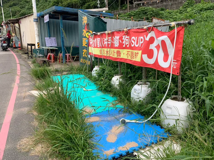 受大武崙沙灘封閉影響，目前該處許多出租陽傘、供遊客沖水的店家均未營業。葉先鵬攝