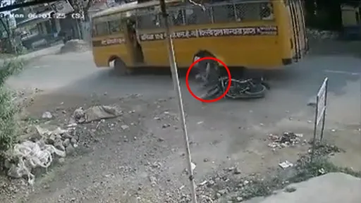 驚悚影片|校車追撞拒停「前輪輾完後輪輾」 校長騎車上班當場斃命