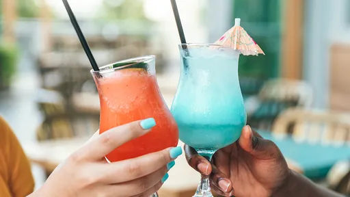 肥宅送飲料「幫做這件事」女同事直接倒掉　鄉民：噁心死了誰敢喝