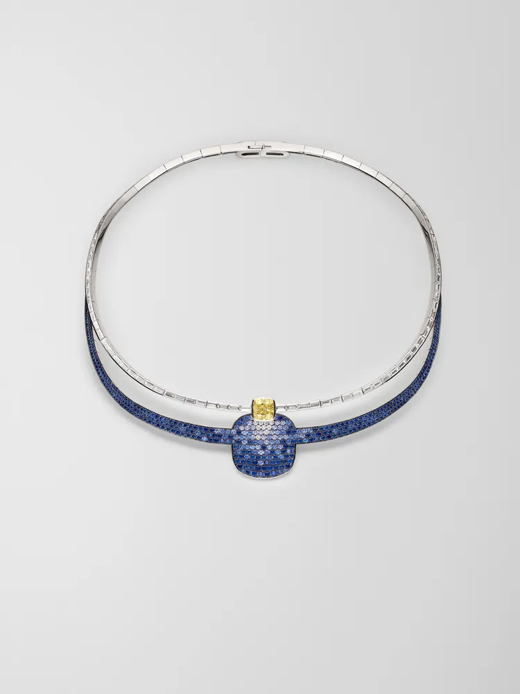 Miroir d’ombre系列項鍊（白K金鑲嵌長方形切割鑽石和一顆3克拉枕形切割黃鑽，漸變暗影部分爲藍寶石），1637萬9000元。品牌提供