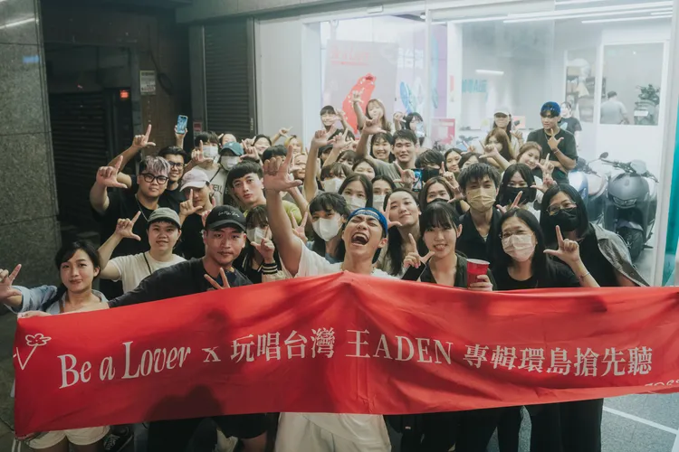 王ADEN騎機車環島唱歌給歌迷聽。宏佳騰X龍大謝提供