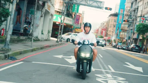 王ADEN拒當馬路三寶 最愛騎車載女友趴趴走