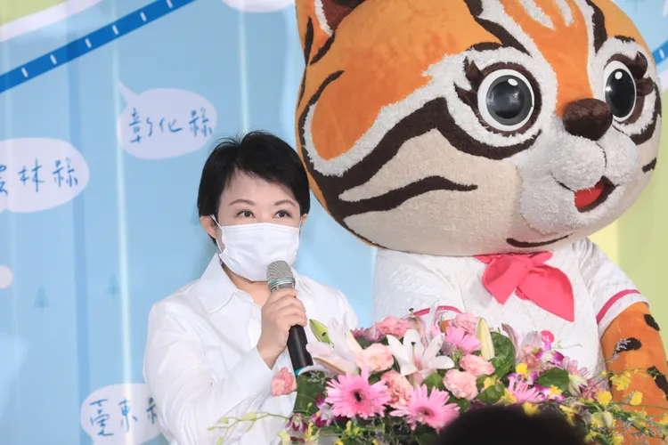 台中市長盧秀燕日前確診，今天出席時出程戴口罩。市府提供