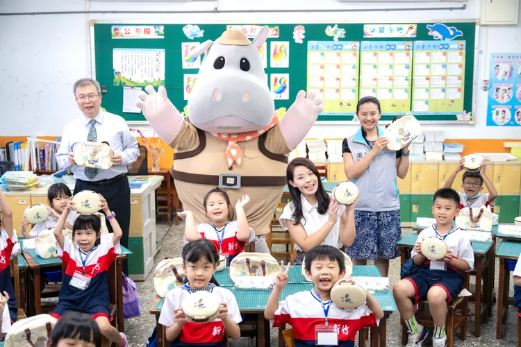 高虹安送小一新生入學禮。新竹市府提供