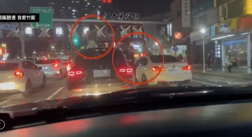 叭一聲引爆雙B對決！BMW當街開扁賓士　「方向盤狂砸、爬車頂猛踹」畫面曝光