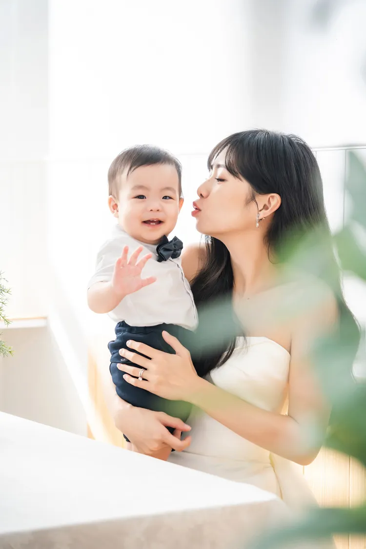 簡廷芮帶兒女一起拍婚紗照。韓國藝匠 Artiz Studio提供