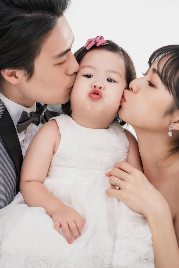 簡廷芮帶兒女一起拍婚紗照。韓國藝匠 Artiz Studio提供