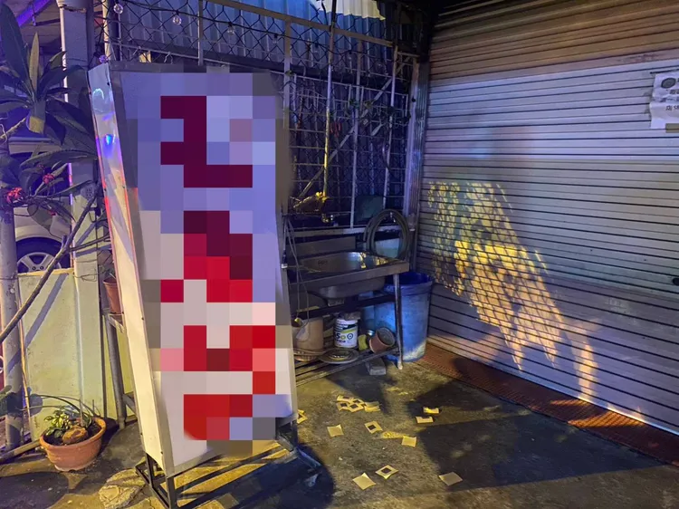 黃男在屏東市區卡拉OK店、縣長前服務處、縣警局及屏東分局等13處場所丟撒冥紙及張貼恐嚇字條。翻攝畫面