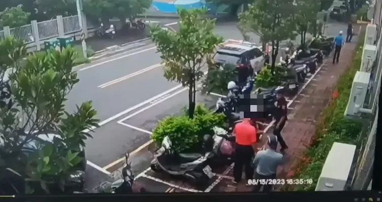 黃男四處撒冥紙，被警方當場逮到。翻攝畫面