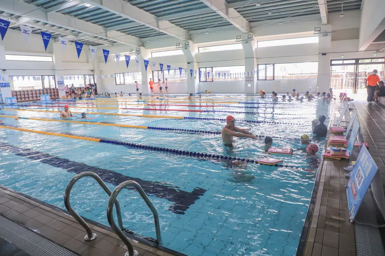 二信游泳池也有室內池。市府提供