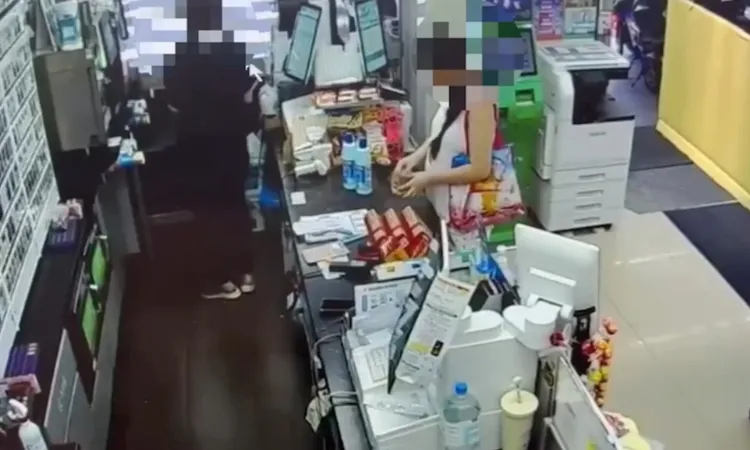 婦人把偷取來的商品放進提袋內。翻攝畫面