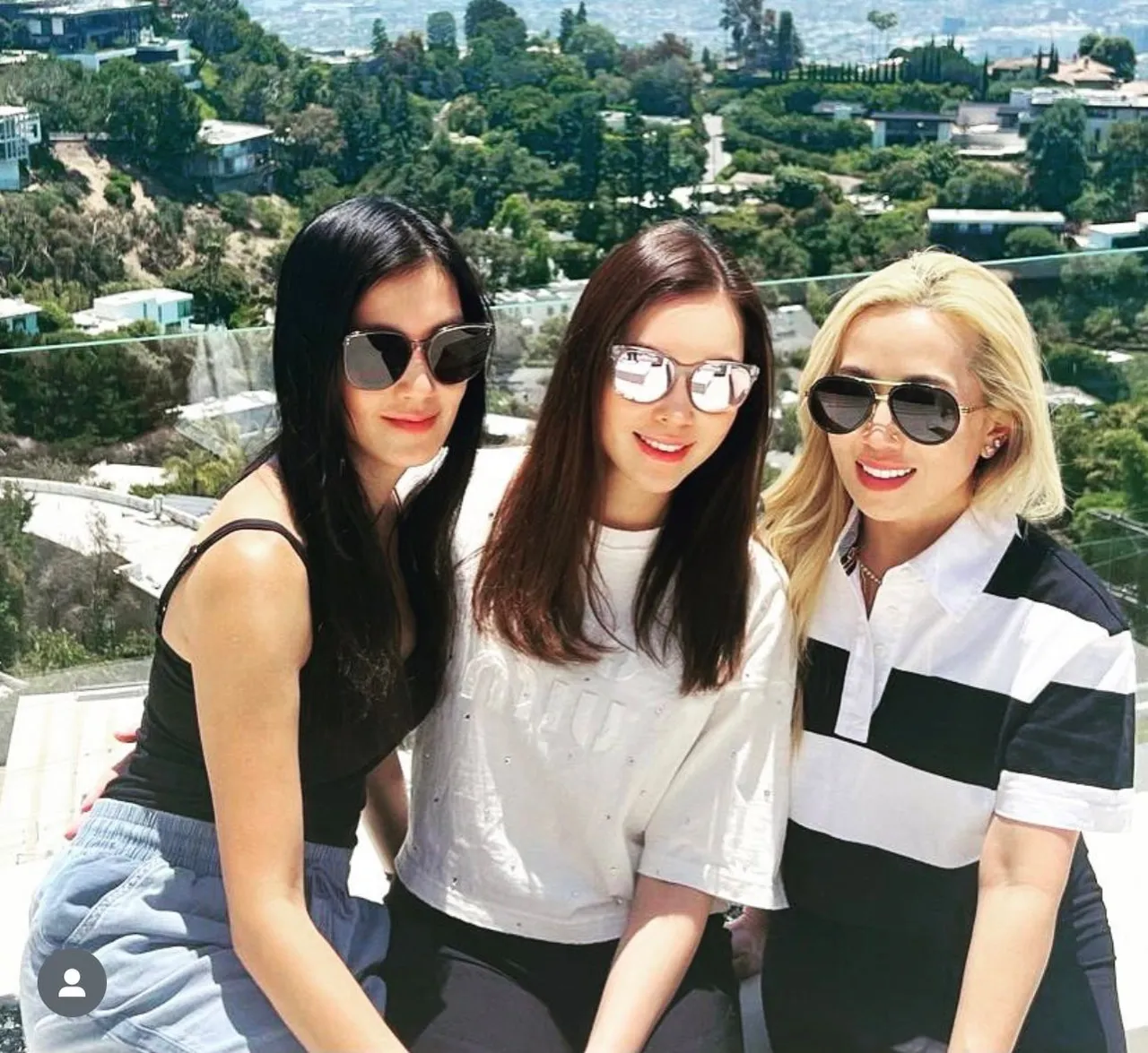 曾馨瑩（中）與林熙蕾（左）和時尚部落客Tina Craig（右）在美國相見歡。