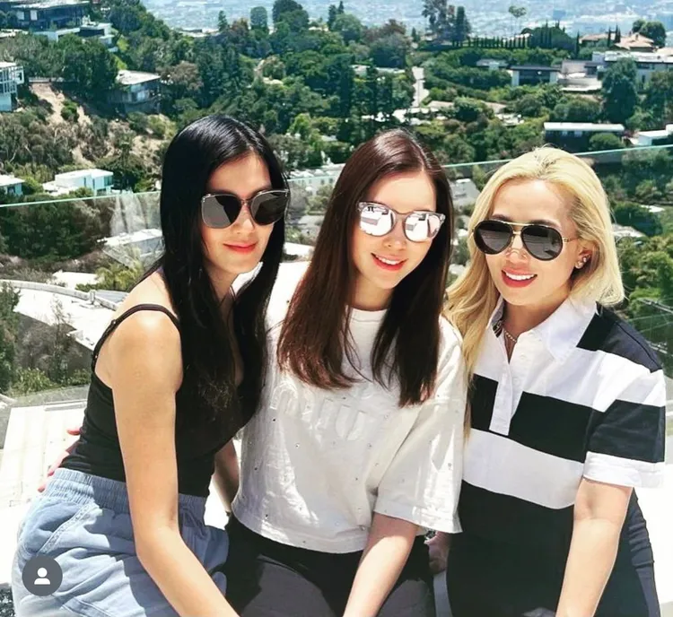 曾馨瑩（中）與林熙蕾（左）和時尚部落客Tina Craig（右）在美國相見歡。