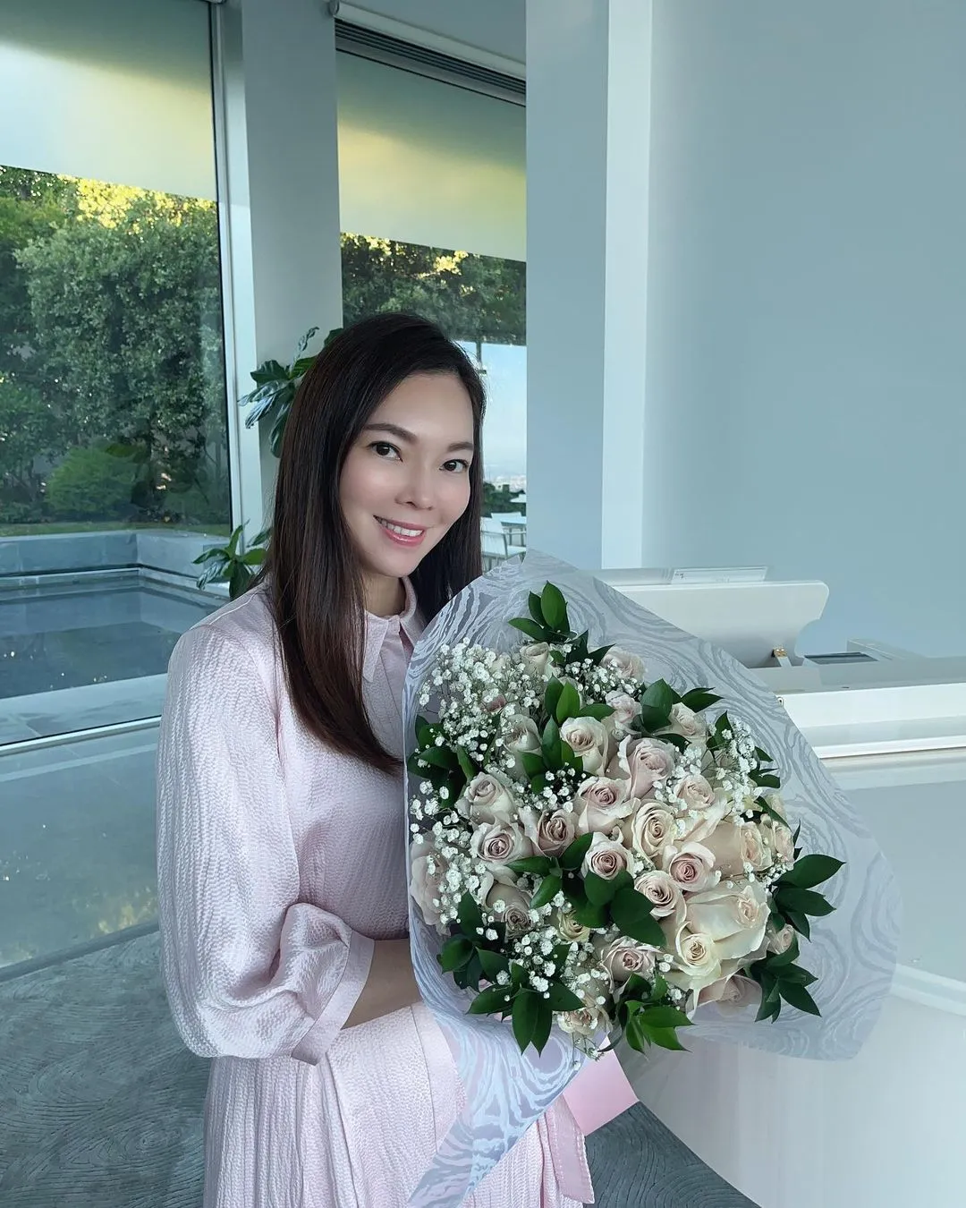 曾馨瑩手上的花束，是郭台銘跨海送上的結婚15周年紀念花束。翻攝曾馨瑩IG