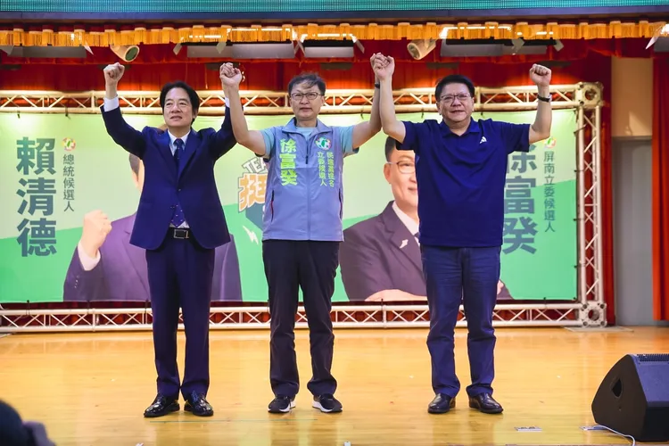 （左起）賴清德、徐富癸與屏東縣前縣長潘孟安。賴清德競辦提供