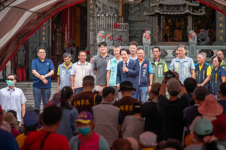 賴清德前往北勢寮保安宮參香祈福，與當地民眾互動。賴清德競辦提供