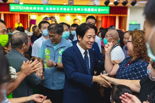 賴清德站台徐富癸「大讚3特質」 即興創作歌詞「手牽手乎阮選票來上任」