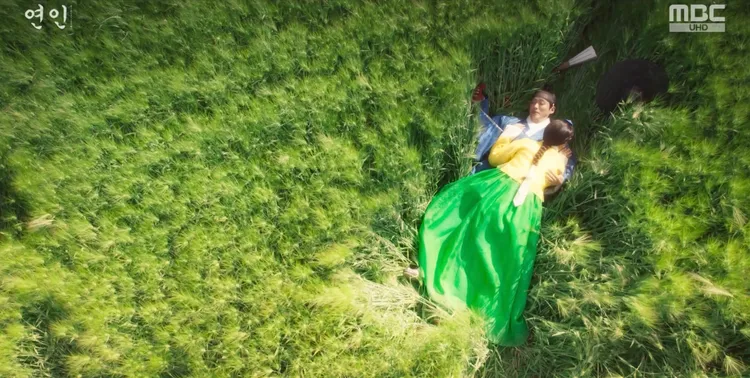 南宮珉、安恩真劇中爭搶髮帶跌落麥田，讓觀眾看得小鹿亂撞。翻攝MBC