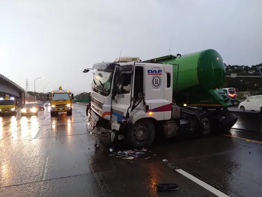 天雨路滑！國3龍潭段聯結車失控撞護欄　後方6車閃避不及追撞釀9傷