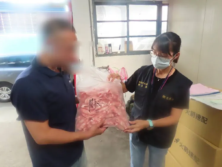 衛生局抽驗半成品和羊肉火鍋片。新北衛生局提供