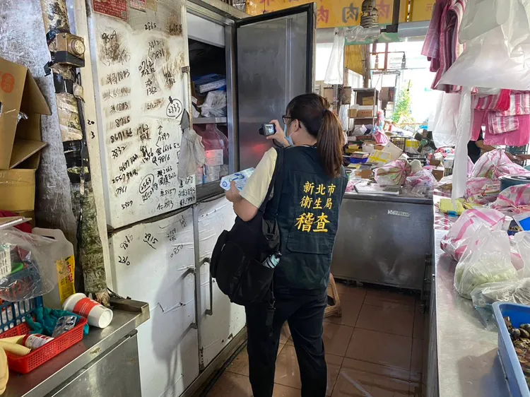 衛生局稽查發現環境不潔，設備沒有清洗乾淨，冷凍庫未保持清潔等。新北衛生局提供