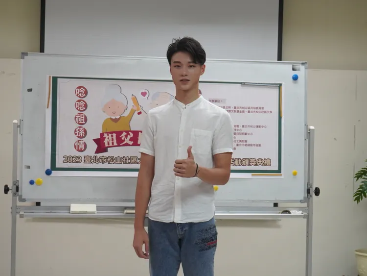 何柏廷當選城市先生，少了學生味，多了陽光型男味。松山社區大學提供