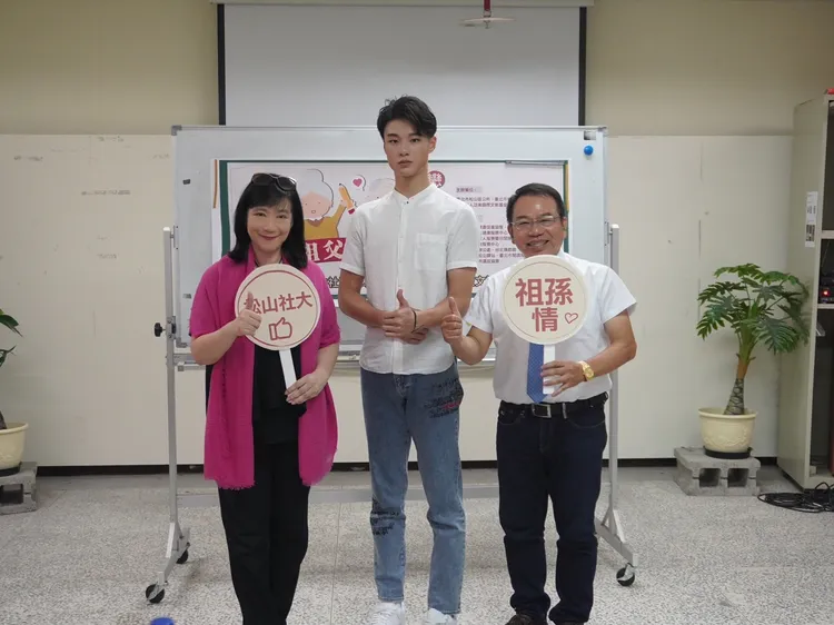何柏廷(左二)接受松山區副區長施淑梨.松山社大校長劉熒瑰（左起）及民俗委員會副會長頒獎。松山社區大學提供