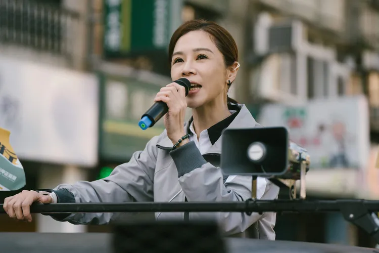 《人選之人—造浪者》真實呈現台灣選戰樣貌　謝盈萱頂著清晨的寒風登上宣傳車吶喊。公視提供