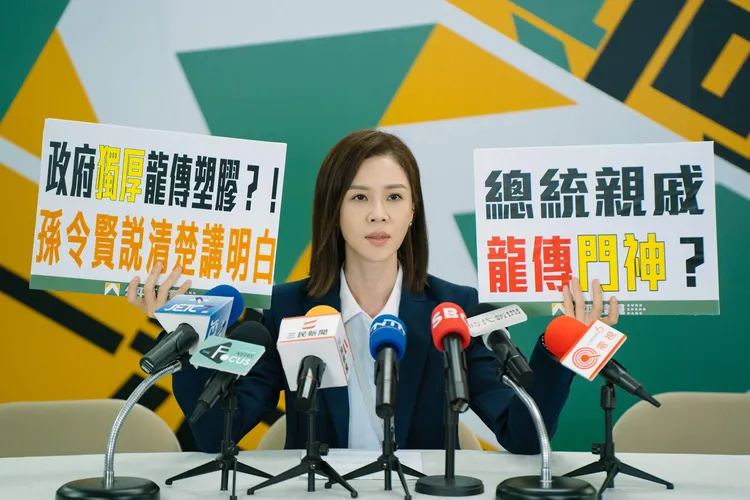 《人選之人—造浪者》呈現選戰的輿論攻防。謝盈萱飾演公正黨文宣部副主任翁文方。 公視提供