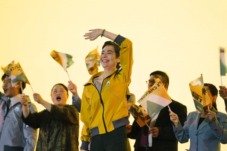 賴佩霞飾演公正黨主席林月真登上舞台接受群眾歡呼。 公視提供