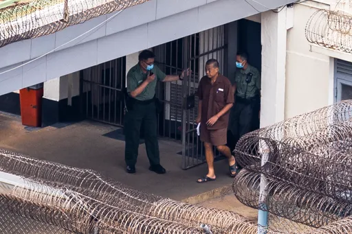 黎智英獄中近照曝光!獨居牢房每天僅50分鐘放封 活動空間鐵網重重