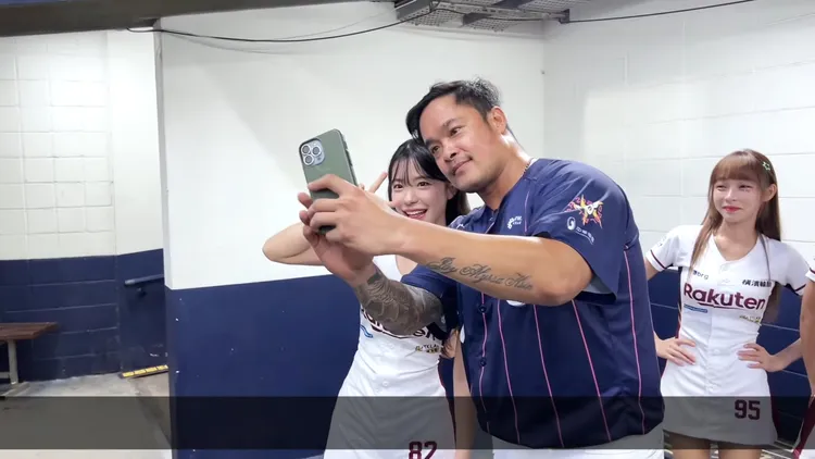 李多慧（左）魅力無窮，「大師兄」林智勝明星賽時也現身集郵。翻攝YouTube