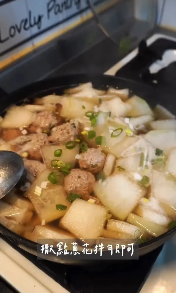 冬瓜丸子湯材料：豬絞肉350克、薑末5克、蔥花15克、鹽巴1/2茶匙、蠔油1大匙、醬油2大匙、白胡椒粉1/2茶匙、香油1茶匙、玉米粉2茶匙、（湯）薑片3片、雞高湯500毫升、水1000毫升、冬瓜600克（切片）
醬油20毫升、蔥花約15克。IG @woodywoody315 提供