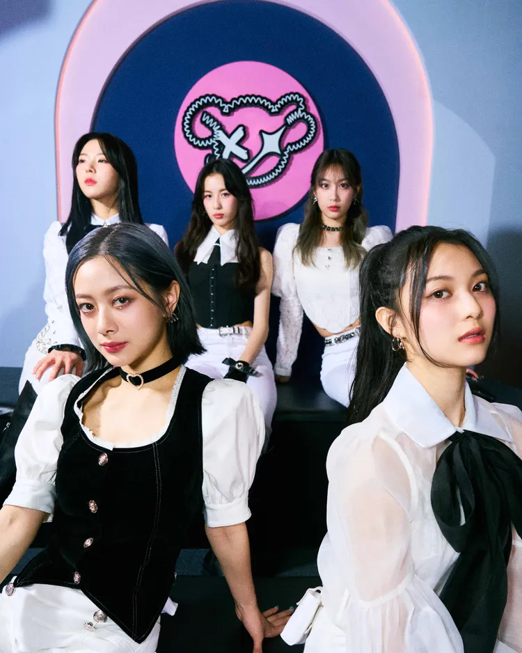 「GENBLUE 幻藍小熊」上排左起Ayeon、毓、Bido 下排左 XXIN、許媛媛。天空娛樂提供