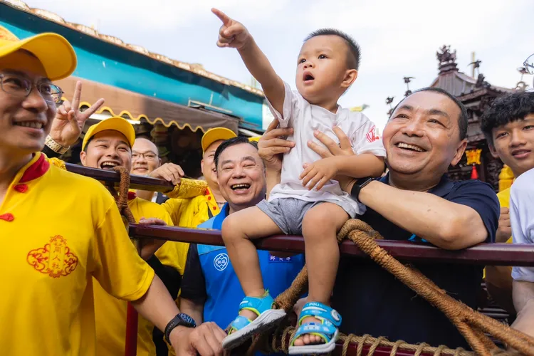 侯友宜參加遶境。侯友宜團隊提供