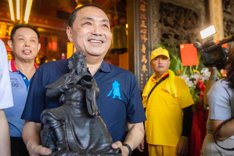 侯友宜恭請關聖帝君神尊登轎。侯友宜團隊提供